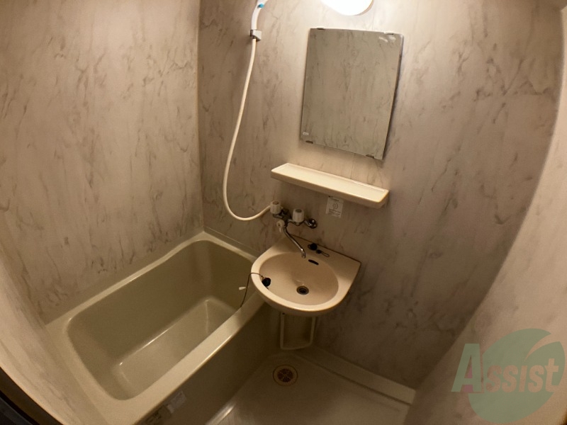 バス・シャワールーム　浴室はシンプル。一人暮らしにはちょうど良いサイズですね。