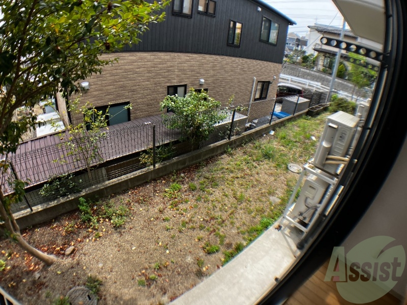 バルコニー　バルコニーは洗濯物を干すのに十分な広さがありますね。