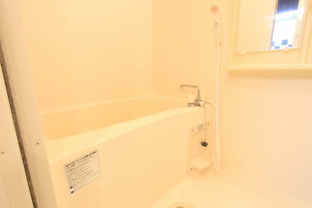 バス・シャワールーム　ゆったりバスルーム。