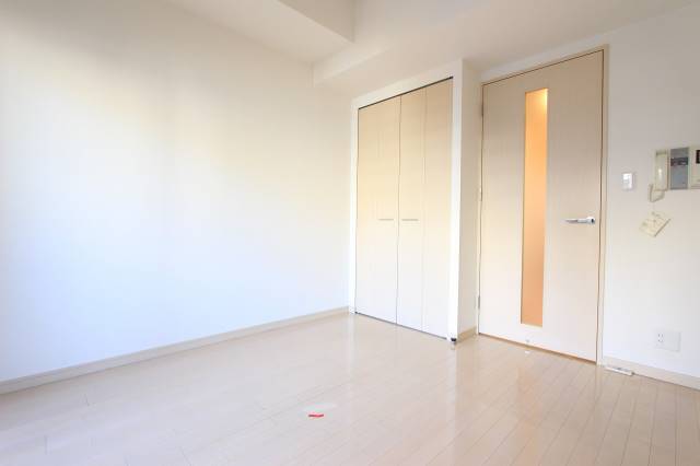 居室・リビング　白を基調としたお部屋です。