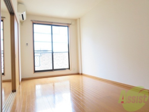 居室・リビング　リビングは南向きで明るい１１．２帖のお部屋です