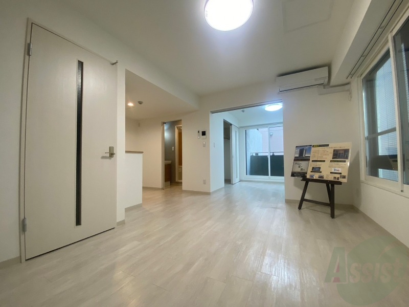 居室・リビング　リビングです。木目のフローリングが落ち着きますね。