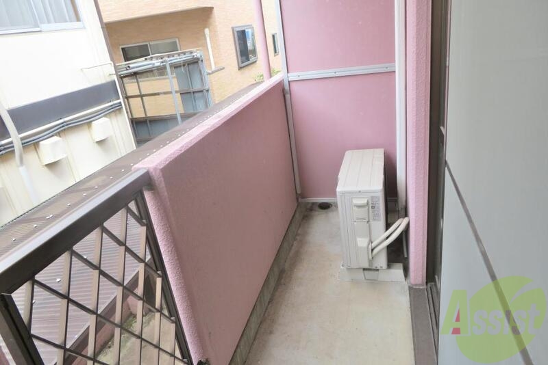 バルコニー　通常よりもワイドなバルコニーです。日当たりはちょっと微妙な