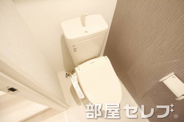 トイレ　温水洗浄便座。