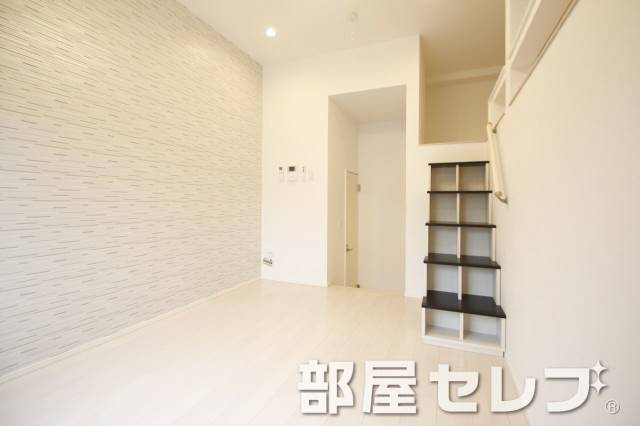 居室・リビング　白を基調にした空間。