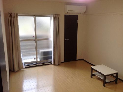 居室・リビング　冷暖房やカーテンまで備え付け！