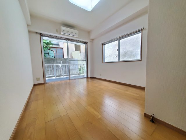 居室・リビング　約7帖の洋室です。角部屋のため2面採光で明るい物件となってお