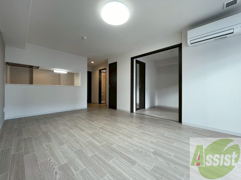 居室・リビング　木目のフローリングは落ち着きのある印象のお部屋になりますね。