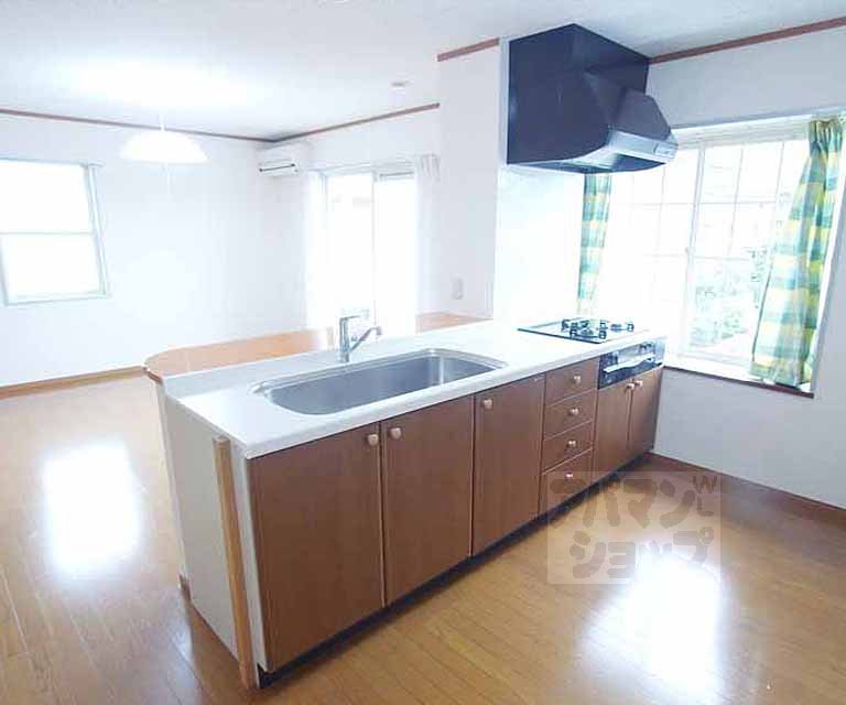 キッチン　ビルトインタイプの３口ガスレンジつきキッチンです