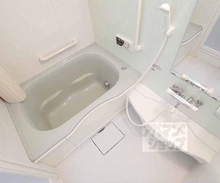 バス・シャワールーム　淡いグリーンの清潔なバスルームです