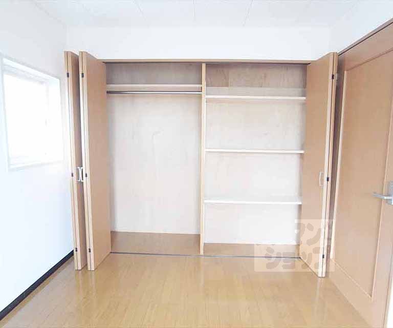 収納　洋室壁一面の大きな収納です