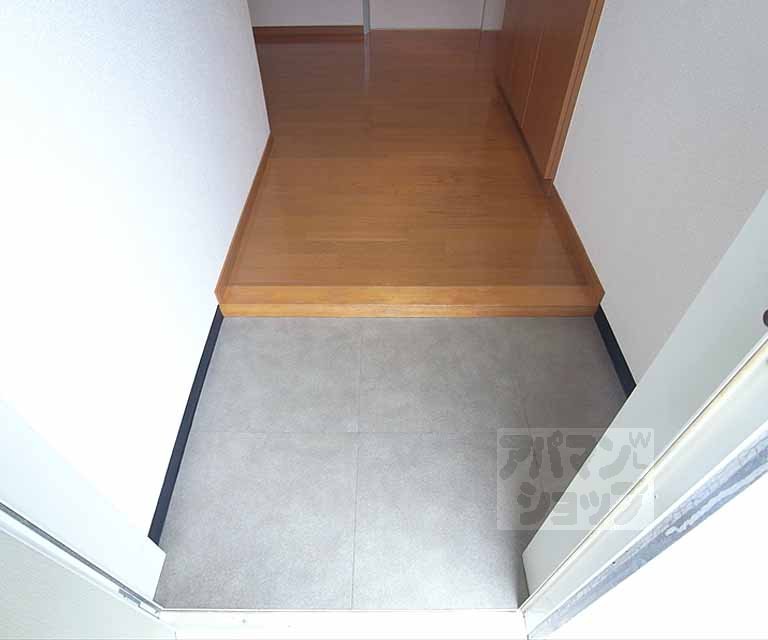 玄関　明るい玄関には大きな靴箱があります