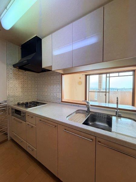 キッチン　キッチン／吊り戸棚、ガス３口コンロ、浄水