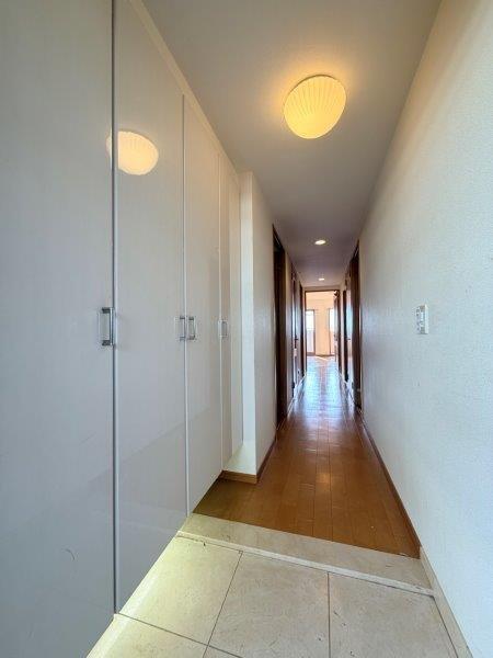 玄関　玄関／シューズボックス、足元灯あり