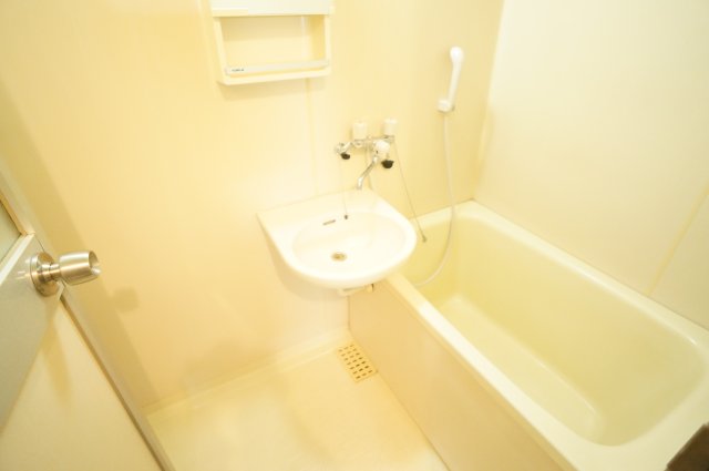 バス・シャワールーム　清潔感のある浴室です。