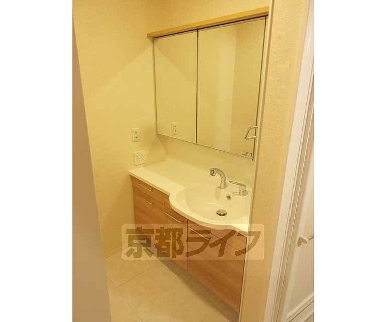 洗面設備　大きな洗面台があってお洒落！