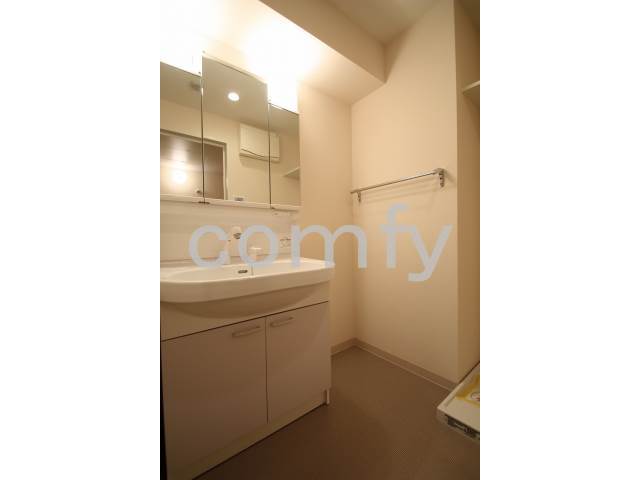 洗面設備　清潔感のあるパウダールーム