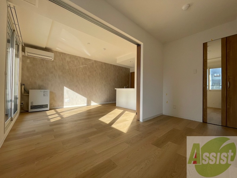 その他部屋・スペース　戸を閉めるとリビングと区切られた寝室にすることができますよ。