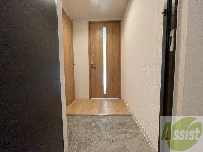 玄関　玄関です。ご覧の通り広々としていますね。