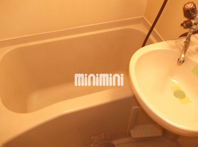 バス・シャワールーム　ホワイト基調のバスルーム