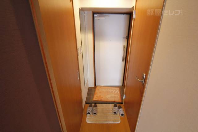 玄関　１５０５号室の写真です。