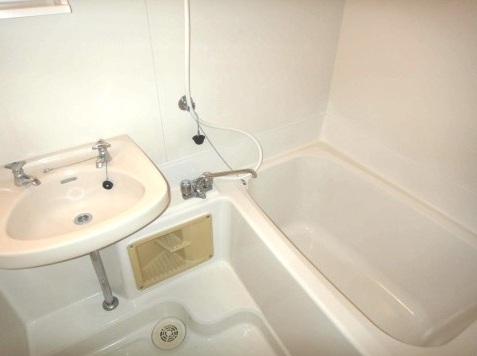 バス・シャワールーム　２点ユニットのゆったりめのユニットバスです。