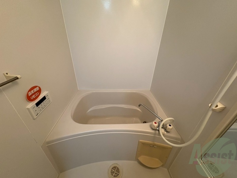 バス・シャワールーム　こちらはバスルームになります。追い焚き機能付です。