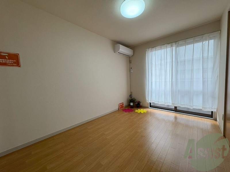 その他部屋・スペース　こちらは５．４帖の洋室になります。広々していますね。