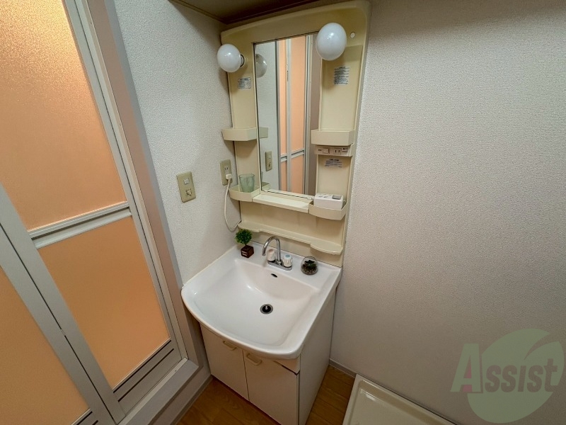 洗面設備　こちらは洗面台になります。朝の準備はこちらで。