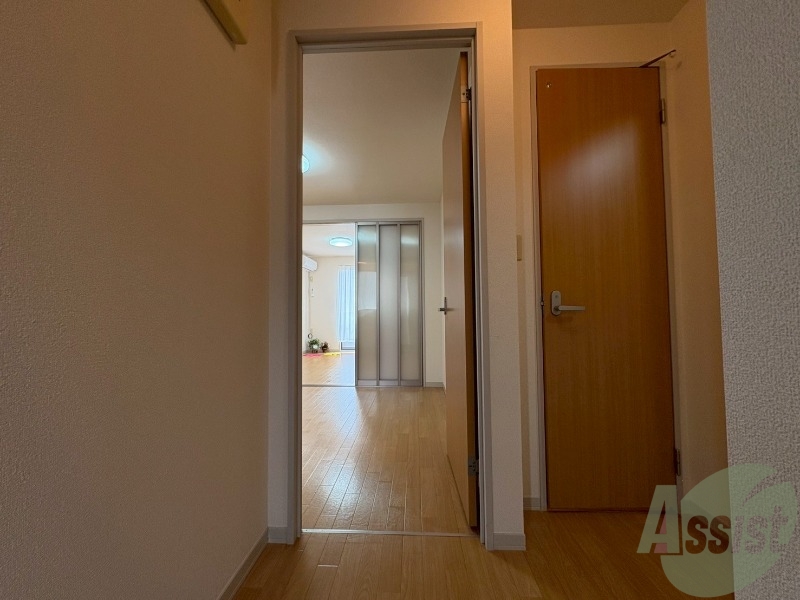 玄関　こちらは玄関になります。照明設備もございます。