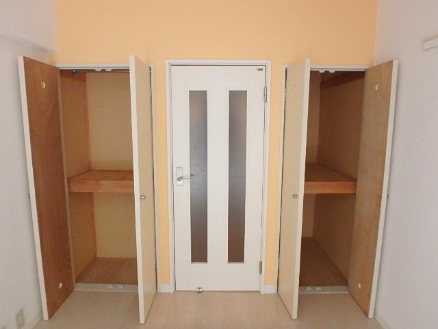 収納　2ヶ所に2段式の収納があります