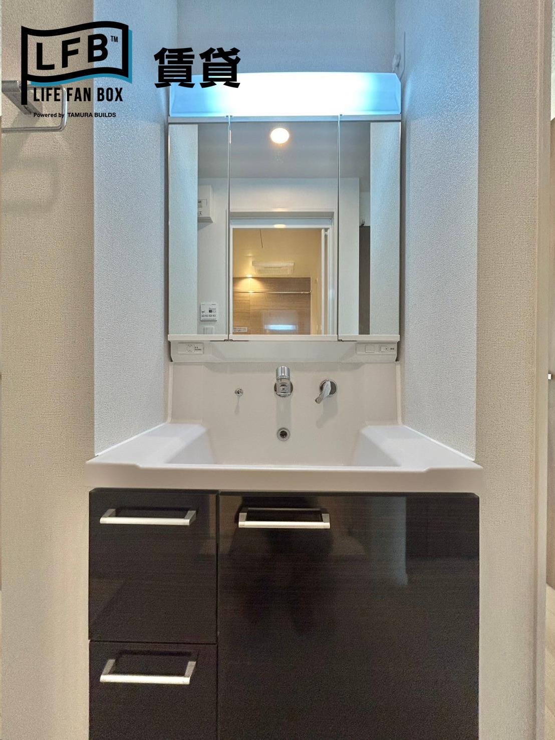 洗面設備　※同間取り102号室の室内写真です。壁紙や床の色など、仕様が