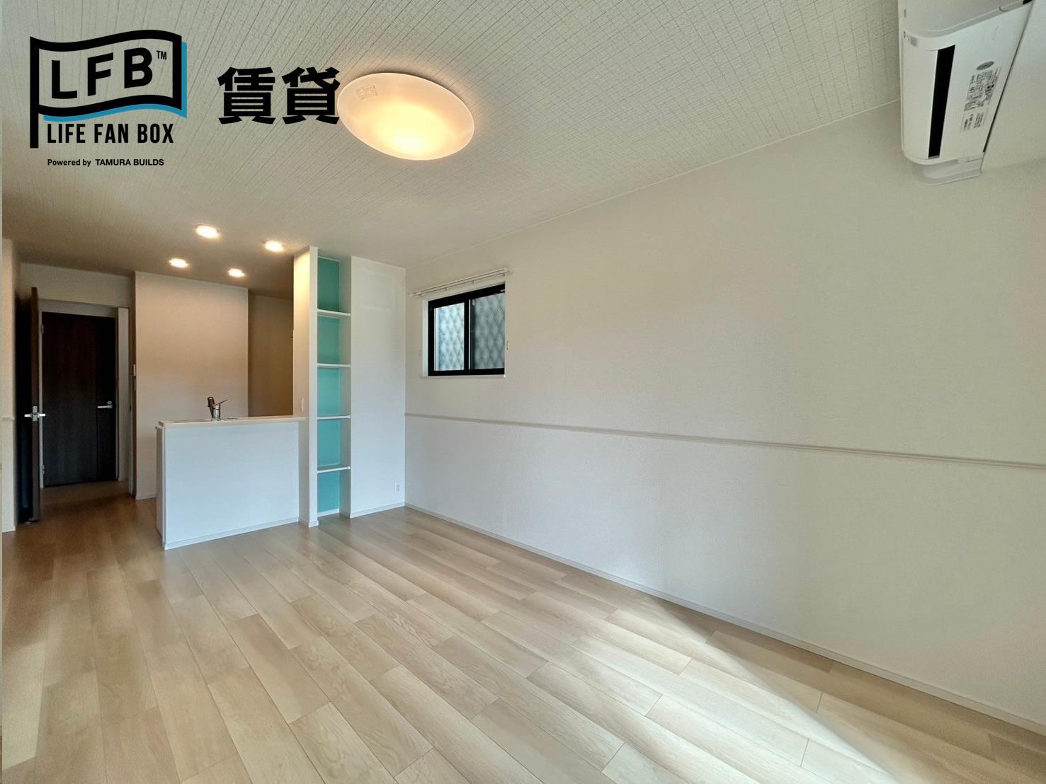 居室・リビング　※同間取り102号室の室内写真です。壁紙や床の色など、仕様が