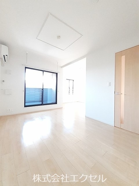居室・リビング　日当たり良好で明るいお部屋です。