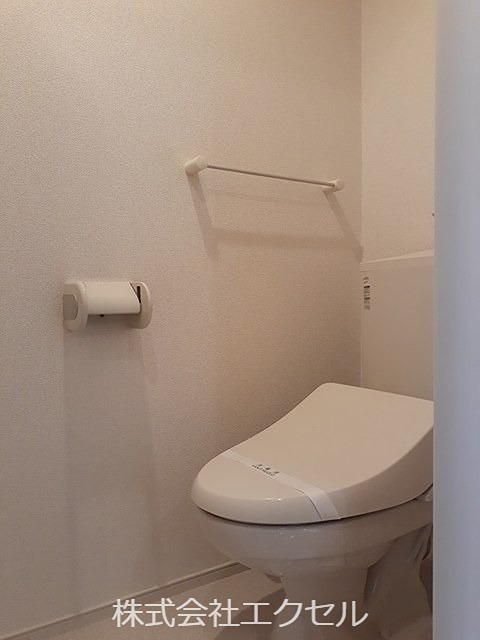 トイレ　温水洗浄便座です。