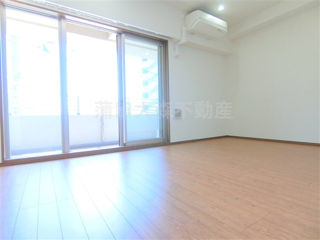 居室・リビング　南向きの洋室7.9帖　横に広く使いやすい間取りです。