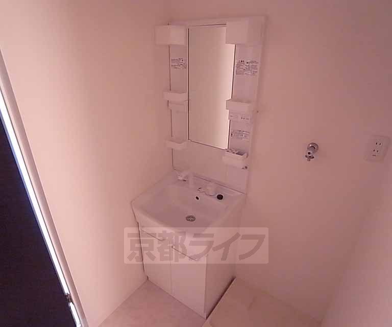 洗面設備　収納しやすい洗面台。