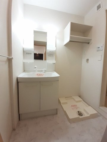 洗面設備　明るい洗面所です