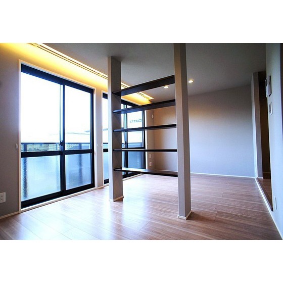 居室・リビング　※写真はリノベーションされた同物件別室のものです。現況優先と