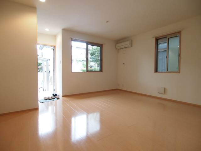 居室・リビング　角部屋で２採光。明るいリビングです。