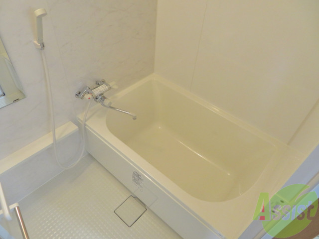 バス・シャワールーム　バスルームは狭すぎず、シャワーも浴びやすそうです。