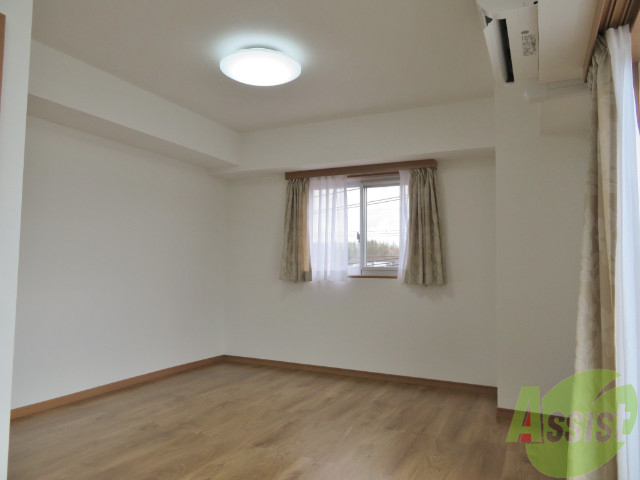 居室・リビング　１２．７帖の洋室です。広々として、きれいですね。