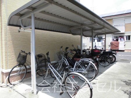 その他共有部分　屋根付きの駐輪場です。