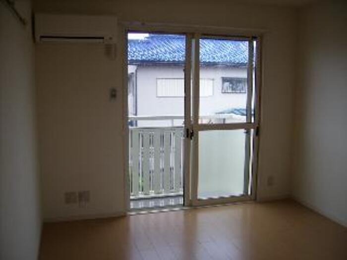 居室・リビング　エアコン完備の明るい室内です。