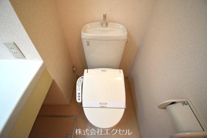 トイレ　同建物別室の写真です。