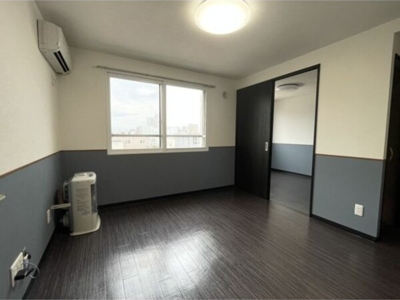 居室・リビング　退去予定につき同タイプ別号室の画像です。