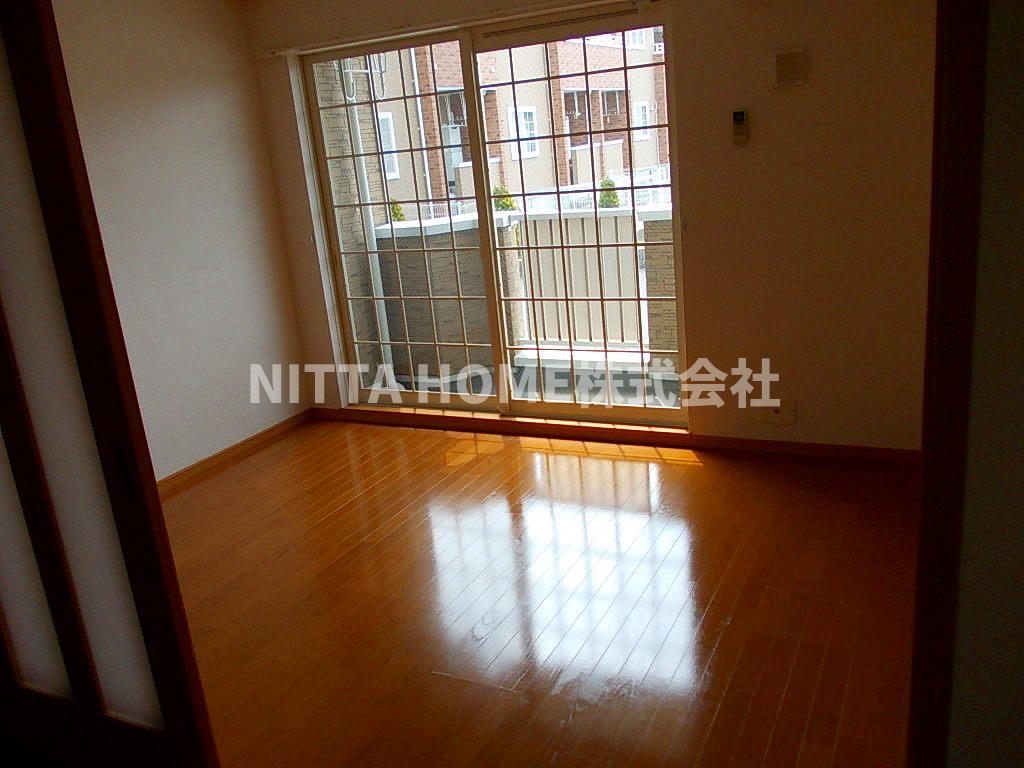 居室・リビング　バルコニー付きの洋室です＊