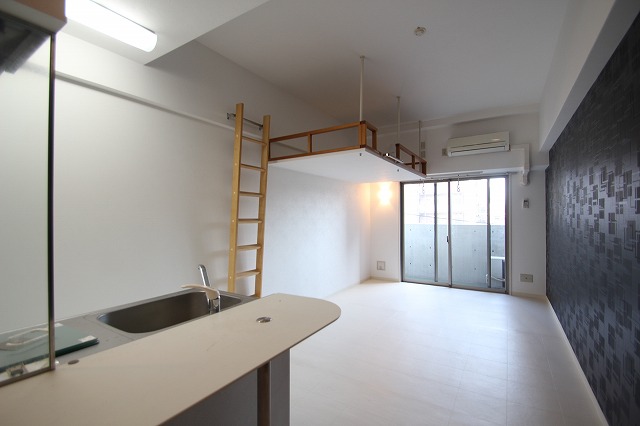 居室・リビング　同物件別号室のものです。