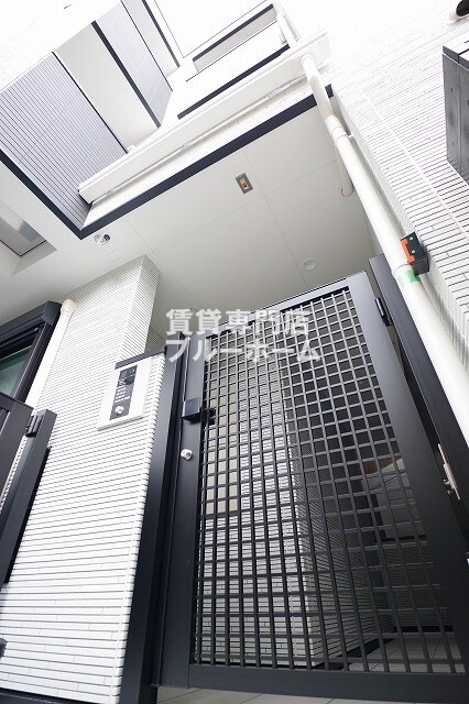 建物外観　木造3階建てのきれいな物件！