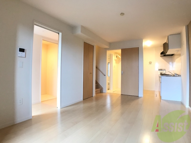 居室・リビング　リビングは白を基調とした明るい雰囲気のお部屋です。